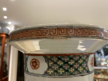 Un vase de forme rouleau en porcelaine de Chine famille verte, 19&egrave;me